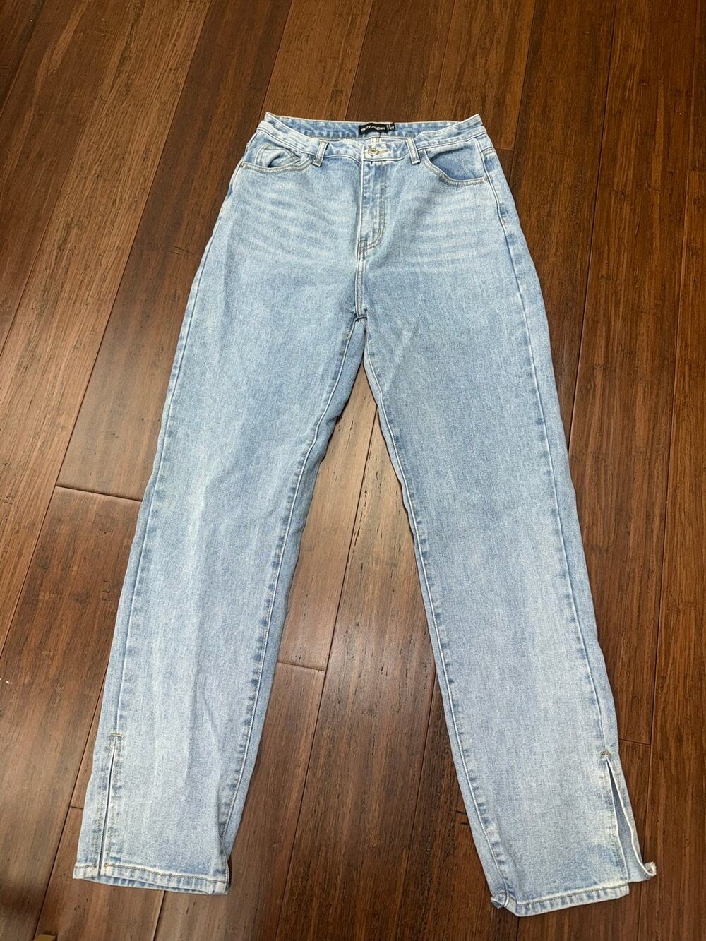 PrettyLittleThing light blue wash straight leg split hem jeans 8